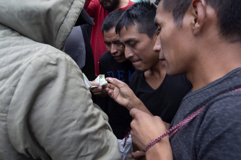 AP Photo,Hombres guatemaltecos que fueron deportados de EEUU llegan a una base de la fuerza aérea de Guatemala el 16 de julio del 2019. (AP Photo/Moises Castillo)