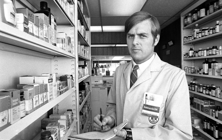 AP Photo, Leslie H. Leland,Leslie H. Leland posa para una foto en la farmacia de Vineyard Haven, Massachusetts, donde trabajaba, el 28 de marzo de 1970. Leland fue el presidente del jurado investigador que decidió no llevar a juicio a Edward Kennedy en relación con un accidente automovilístico en el que murió una mujer. 
