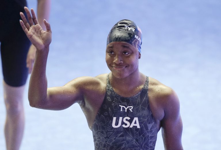 AP Photo, Simone Manuel,La estadounidense Simone Manuel saluda tras ganar los 100 metros estilo libre en el Campeonato Mundial de Natación en Gwangju, Corea del Sur, el viernes, 26 de julio del 2019.  (AP Foto/Mark Baker)