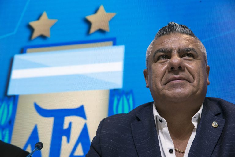AP Photo, Claudio Tapia,ARCHIVO - En esta foto del 16 de marzo de 2019, Claudio Tapia, presidente la Asociación del Fútbol Argentino, durante una rueda de prensa en Buenos Aires. (AP Foto/Daniel Jayo)