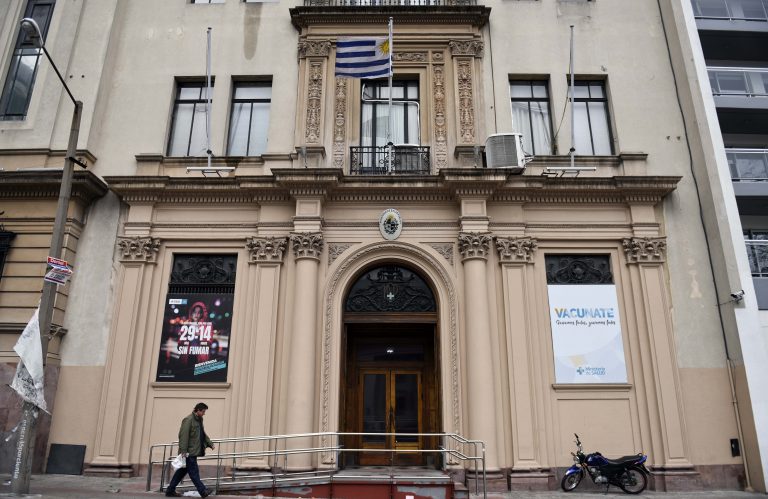 AP Photo,Un hombre camina frente al Ministerio de Salud Pública en Montevideo, Uruguay, el jueves 25 de julio de 2019. (AP Foto/Matilde Campodonico)