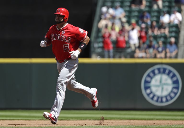 AP Photo, Albert Pujols,El dominicano Albert Pujols, de los Angelinos de Los Ángeles, recorre las bases tras pegar un cuadrangular solitario ante los Marineros de Seattle en el segundo inning del partido del domingo 21 de julio de 2019, en Seattle. (AP Foto/Elaine Thompson)
