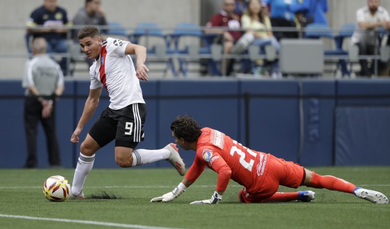 AP Photo, Julian Alvarez, Oscar Jimenez,Julián Álvarez (9) de River Plate se desmarca del arquero Óscar Jiménez para anotar un gol durante un partido amistoso en Seattle, el sábado 6 de julio de 2019. (AP Foto/Elaine Thompson)