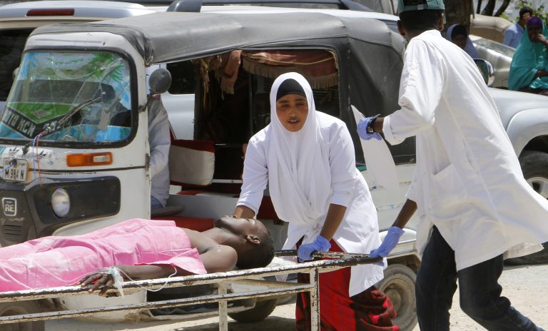 AP Photo,Trabajadores sanitarios ayudan a un herido en un coche bomba en el hospital de Medina, en Mogadiscio, el lunes 22 de julio de 2019. (AP Foto/Farah Abdi Warsameh)