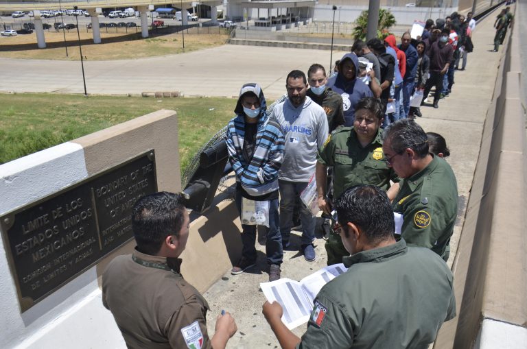 AP Photo,Agentes de la Patrulla de Fronteras de EEUU devuelven a un grupo de migrantes a México por el cruce de Nuevo Laredo el 25 de julio del 2019. (AP Photo/Salvador González)