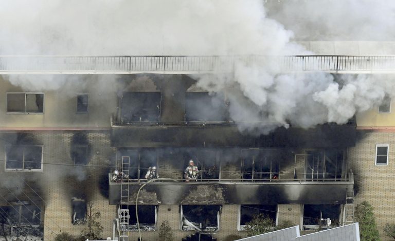 AP Photo,Bomberos trabajan en la extinción de un incendio en el edificio de tres plantas donde se encuentra el estudio de animación Kyoto Animation, en Kioto, Japón, el 18 de julio de 2019. (Kyodo News vía AP)