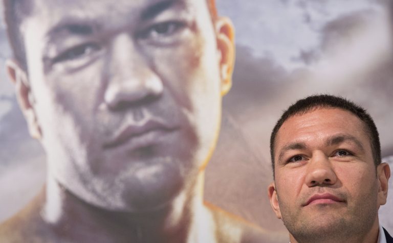 AP Photo,ARCHIVO - En esta foto de archivo del 15 de marzo de 2016, el boxeador de peso completo búlgaro, Kubrat Pulev, asiste a una conferencia de prensa en Hamburgo, Alemania. (Christian Charisius/dpa vía AP, Archivo)