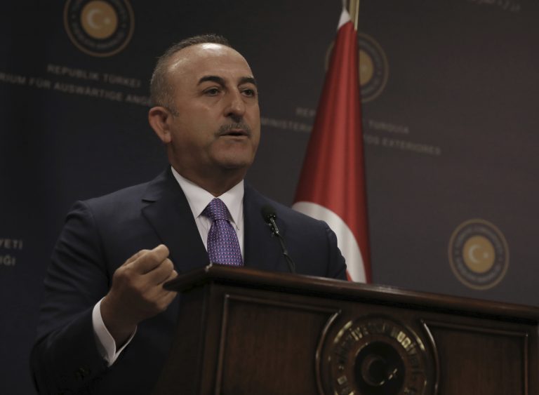 AP Photo, Mevlut Cavugoglu,El ministro turco de Exteriores Mevlut Cavugoglu habla durante una conferencia de prensa en Ankara, Turquía, el miércoles 24 de julio del 2019. (AP Foto/Burhan Ozbilici)