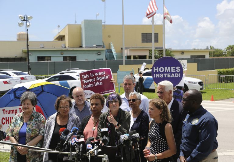 AP Photo, Rosa DeLauro,La representante demócrata Rosa DeLauro, al centro, está acompañada por otros colegas tras inspeccionar el Centro de Detención para Niños No Acompañados, el lunes 15 de julio del 2019, en Homestead, Florida. (AP Foto/Lynne Sladky)