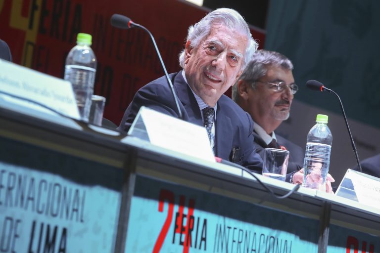 AP Photo,En esta fotografía proporcionada por la oficina de prensa del gobierno de Perú, el premio Nobel de literatura peruano Mario Vargas Llosa sonríe durante una presentación a la prensa de la 24ta versión de la Feria Internacional del Libro en Lima, Perú, el jueves 18 de julio de 2019. (Carla Pat/Oficina de prensa del gobierno peruano vía AP)