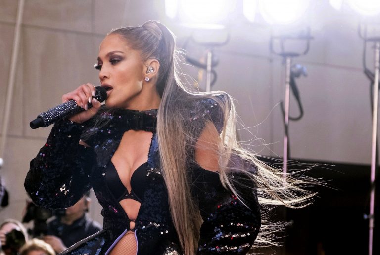 AP Photo, Jennifer Lopez,En esta foto del 6 de mayo del 2019, Jennifer López actúa en el programa 