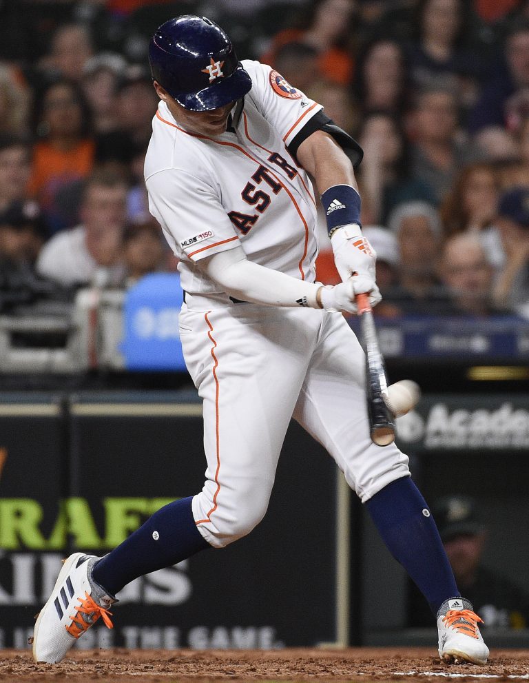 AP Photo,El jugador de los Astros de Houston, el cubano Aledymys Díaz, conecta un jonrón de tres carreras ante el abridor de los Atléticos de Oakland, Homer Bailey, durante el tercer inning de un juego de béisbol, el lunes 22 de julio de 2019, en Houston. (AP Foto/Eric Christian Smith)