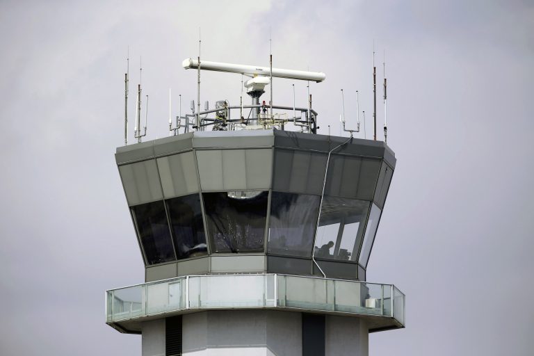 AP Photo,La torre de control en el aeropuerto Midway de Chicago el 12 de marzo del 2013. Estados Unidos emitirá el 30 de julio del 2019 un alerta sobre el peligro de que los sistemas electrónicos de vuelo de las avionetas sean infiltrados si alguien logra acceso físico a las aeronaves. (AP Photo/M. Spencer Green)
