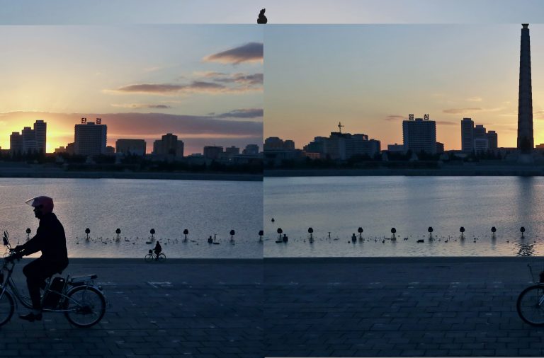 AP Photo,En esta imagen de archivo, tomada el 27 de octubre de 2018, un hombre pasea en una bicicleta eléctrica por delante de la Torre de Juche al amanecer, en Pyongyang, Corea del Norte. (AP Foto/Dita Alangkara, archivo)