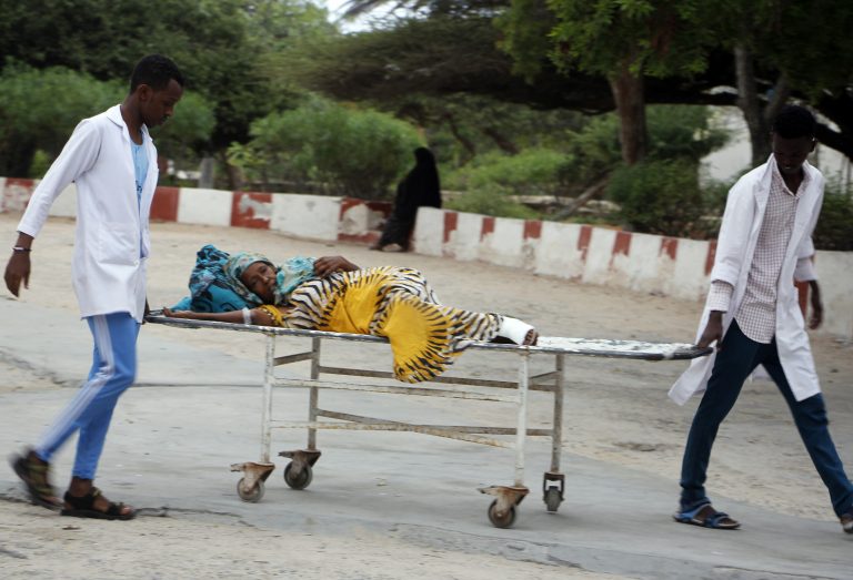 AP Photo,Trabajadores médicos ayudan a una civil que resultó herida en un ataque suicida en Mogadiscio, Somalia, el miércoles 24 de julio de 2019. (AP Foto/Farah Abdi Warsameh)