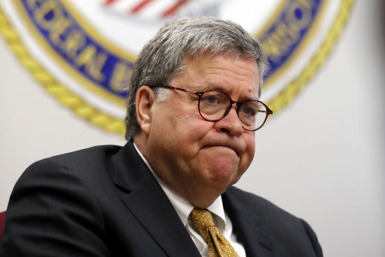 AP Photo, William Barr,ARCHIVO - En esta fotografía de archivo del 8 de julio de 2019, el secretario de Justicia William Barr habla durante un recorrido de una prisión federal en Edgefield, Carolina del Sur. (AP Foto/John Bazemore)