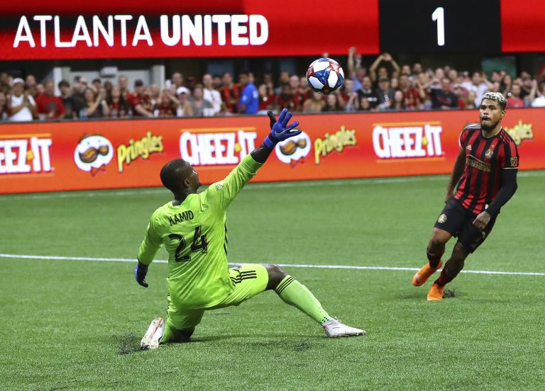 AP Photo,El delantero venezolano Josef Martínez, derecha, anota por el Atlanta United al vencer al portero del D.C. United Bill Hamid en una victoria de 2-0 en el duelo del domingo 21 de julio de 2019, en Atlanta. (Curtis Compton/Atlanta Journal-Constitution vía AP)