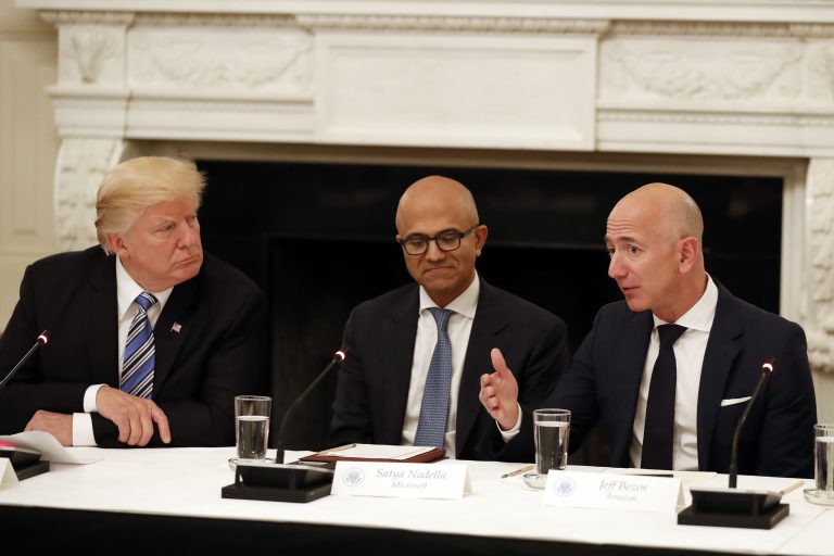 AP Photo, Donald Trump, Tim Cook, Satya Nadella, Jeff Bezos,ARCHIVO  - Foto de archivo, 19 de junio de 2019. El presidente Donald Trump, izquierda, y el director general de Microsoft, Satya Nadella, escuchan al director general de Amazon, Jeff Bezos, en un panel sobre tecnología en la Casa Blanca. (AP Foto/Alex Brandon, File)