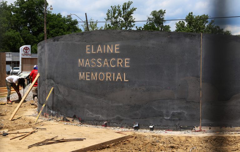 AP Photo,Monumento bajo construcción conmemoratorio de la matanza de negros hace 100 años en Elaine, Arkansas. El monumento está siendo construidao en la vecina localidad de Helena, donde fueron detenidos y torturados cientos de negros. Foto del 15 de junio del 2019. (AP Photo/Noreen Nasir)