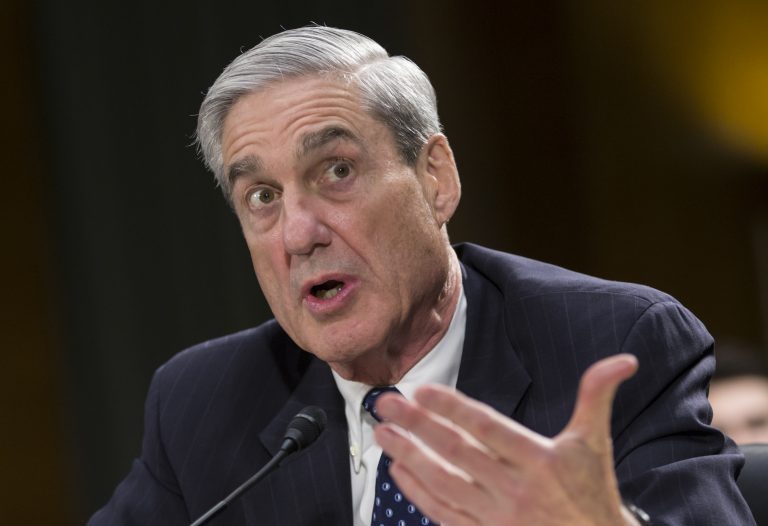 AP Photo, Robert Mueller,Robert Mueller, el fiscal especial que investigó los lazos entre la campaña de Donald Trump y el gobierno de Rusia, habla en una comisión del Congreso el 19 de junio del 2013.  (AP Photo/J. Scott Applewhite, File)