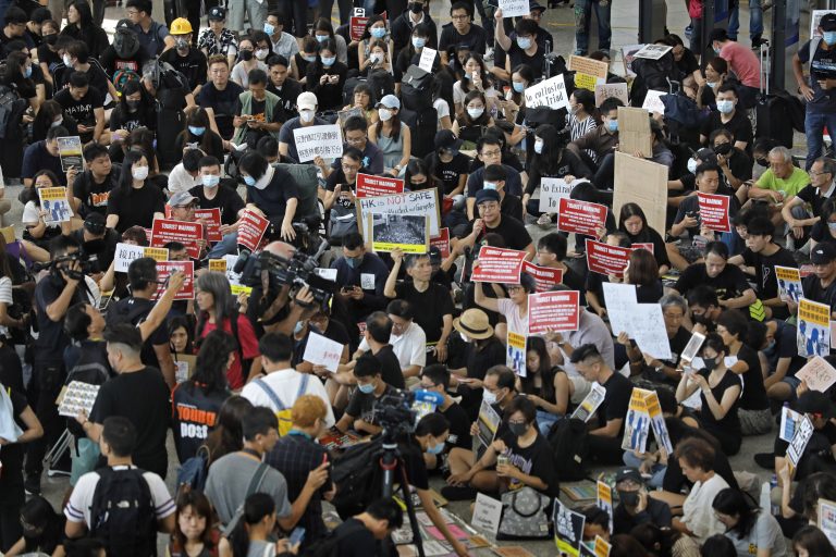 AP Photo,Manifestantes participan en una protesta en el aeropuerto internacional de Hong Kong, el 26 de julio de 2019. (AP Foto/Vincent Yu)
