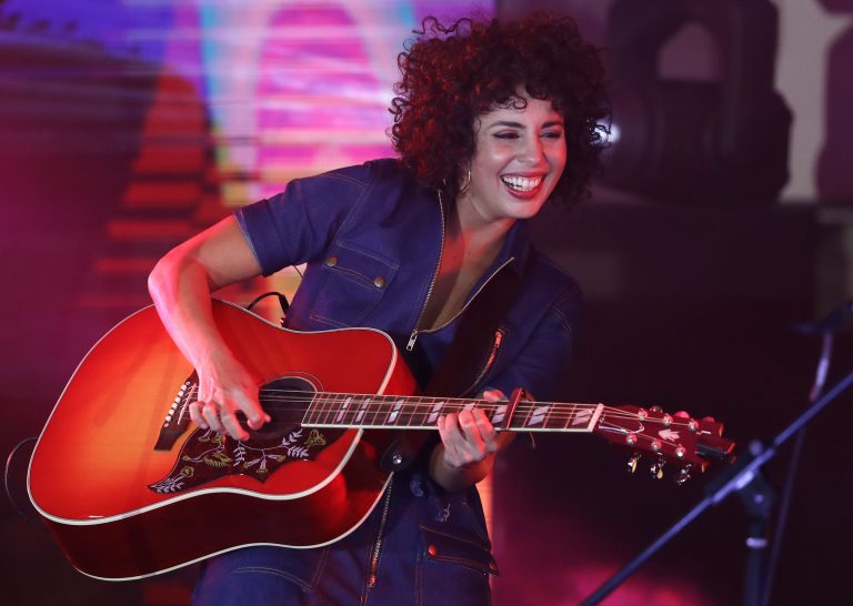 AP Photo, Raquel Sofia,En esta foto del 24 de enero del 2018, la cantante puertorriqueña Raquel Sofía durante una presentación en la Ciudad de México como parte de las Sesiones Acústicas del Latin Grammy. El viernes 12 de julio del 2019, Raquel Sofía lanzó 