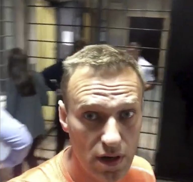 AP Photo,En esta imagen proporcionada por el activista ruso Alexei Navalny en su cuenta de Instagram, Navalny aparece grabándose a sí mismo en una comisaría de Moscú, Rusia, el miércoles 24 de julio de 2019. (Navalny Instagram via AP)