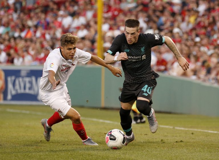 AP Photo,Alejandro Pozo, del Sevilla, a la izquierda, y Ryan Kent, del Liverpool, se disputan un balón en la segunda mitad del duelo amistoso disputado el domingo 21 de julio de 2019 en el Fenway Park de Boston. (AP Foto/Mary Schwalm)