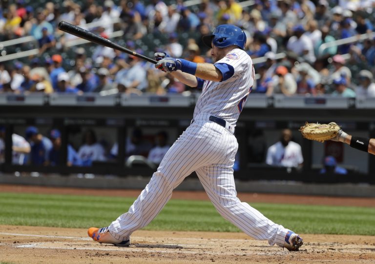 AP Photo,Todd Frazier pega un sencillo por los Mets de Nueva York, en duelo ante los Piratas de Pittsburgh, el domingo 28 de julio de 2019, en Nueva York. (AP Foto/Frank Franklin II)