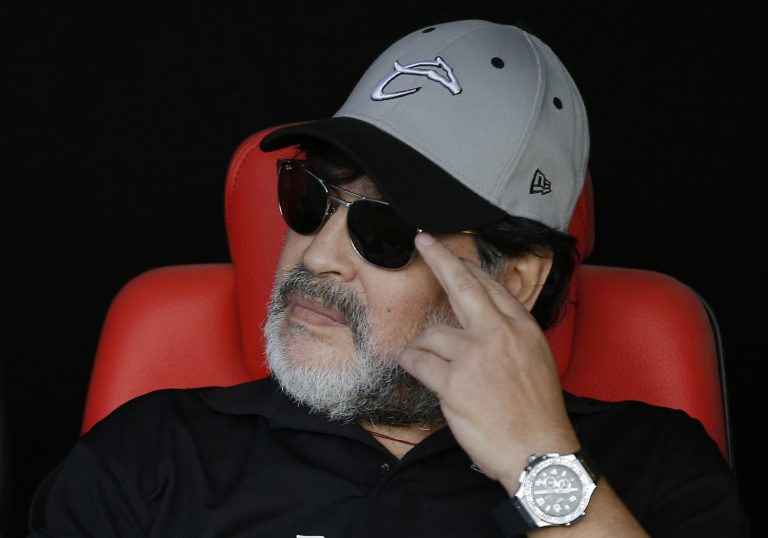 AP Photo,ARCHIVO - En esta foto del 5 de mayo de 2019, el técnico Diego Maradona observa desde el banquillo de Dorados de Culiacán durante el partido de vuelta ante Atlético San Luis en la final del torneo de Ascenso de México, en San Luis Potosí. (AP Foto/Eduardo Verdugo)