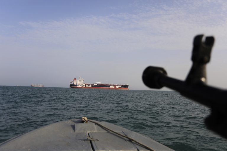AP Photo,Fotografía del domingo 21 de julio de 2019 de una lancha motora de la Guardia Revolucionaria de Irán apuntando un arma hacia el barco petrolero con bandera británica en el puerto iraní de Bandar Abbas. (Morteza Akhoondi/Agencia de noticias Tasnim vía AP)