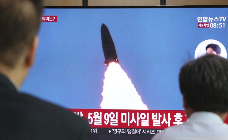 AP Photo,Varias personas observan el disparo de un misil de Corea del Norte transmitido por un programa noticioso en una pantalla instalada en la Estación Ferroviaria de Seúl, Corea del Sur, el jueves 25 de julio de 2019. (AP Foto/Ahn Young-joon)
