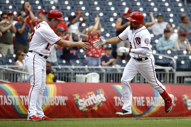 AP Photo, Anthony Rendon, Bob Henley,Anthony Rendón (derecha) de los Nacionales de Washington pasa por tercera base tras conectar un jonrón en el séptimo inning ante los Rockies de Colorado, el miércoles 24 de julio de 2019. (AP Foto/Patrick Semansky)