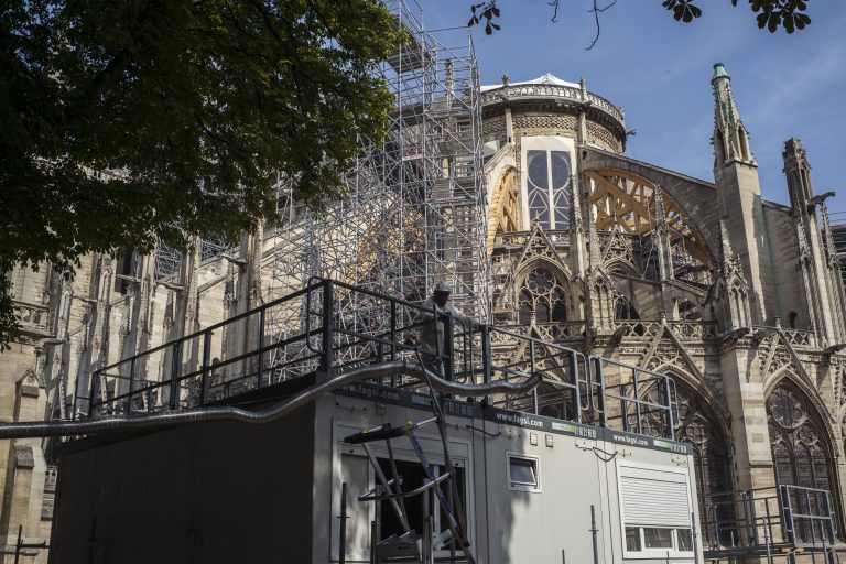 AP Photo,La Catedral de Notre-Dame, que está siendo restaurada tras quemarse el 15 de abril, aparece con andamios enfrente, el miércoles 24 de julio del 2019 en París, Francia. (AP Foto/Rafael Yaghobzadeh, Pool)