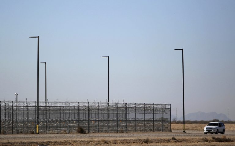 AP Photo,ARCHIVO - Esta fotografía de archivo del 20 de enero de 2016 muestra una camioneta de la policía sin letreros afuera de un centro de detención en Eloy, Arizona. (AP Foto/Ricardo Arduengo, archivo)