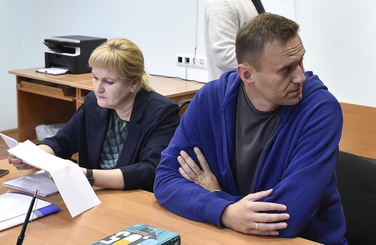 AP Photo,Alexei Navalny, la figura más destacada de la oposición rusa, que fue detenido por la policía acusado de organización ilegal de una concentración pública, espera sentado en una sala judicial junto a su abogada, Olga Mikhailova, en Moscú, Rusia, el 24 de julio de 2019. (AP Foto/Dmitry Serebryakov)