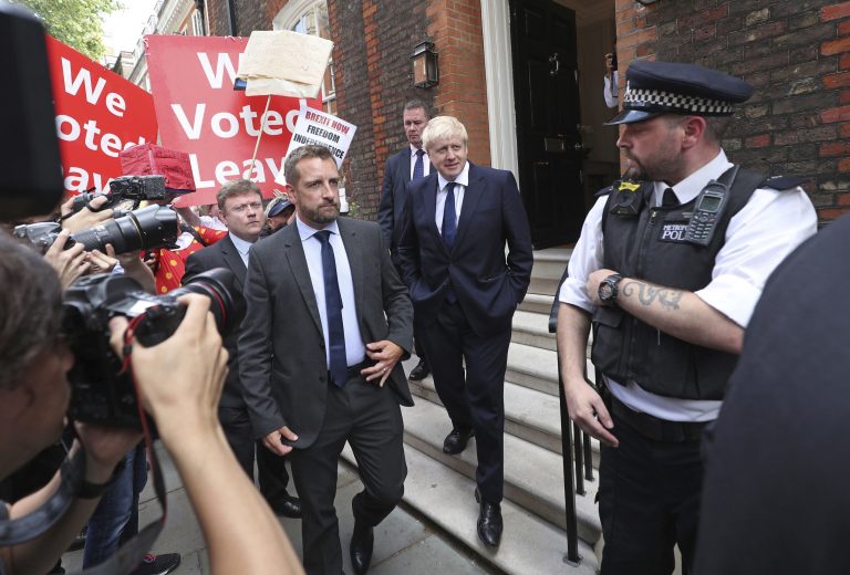 AP Photo,Boris Johnson (centro derecha), candidato a dirigir el Partido Conservador Británico, sale de su oficina en la zona de Westminster, en Londres, el 22 de julio de 2019. (Yui Mok/PA via AP)