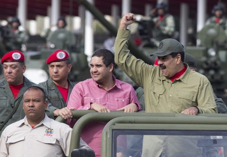 AP Photo, Nicolas Maduro, Nicolas Maduro Guerra,ARCHIVO- En esta fotografía de archivo del 13 de abril de 2018 de Nicolás Maduro Jr., centro, con su padre, el presidente de Venezuela Nicolás Maduro, durante un desfile militar en Caracas, Venezuela. (AP Foto/Ariana Cubillos, Archivo)