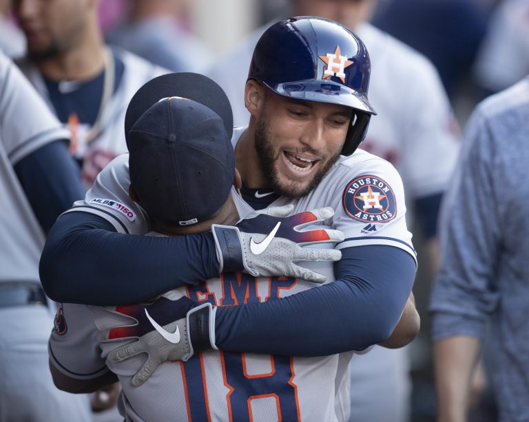 AP Photo,George Springer (atrás), de los Astros de Houston, recibe un abrazo de Tony Kemp, luego de conectar un jonrón solitario en el encuentro del jueves 18 de julio de 2019, ante los Angelinos de Los Angeles (AP Foto/Kyusung Gong)