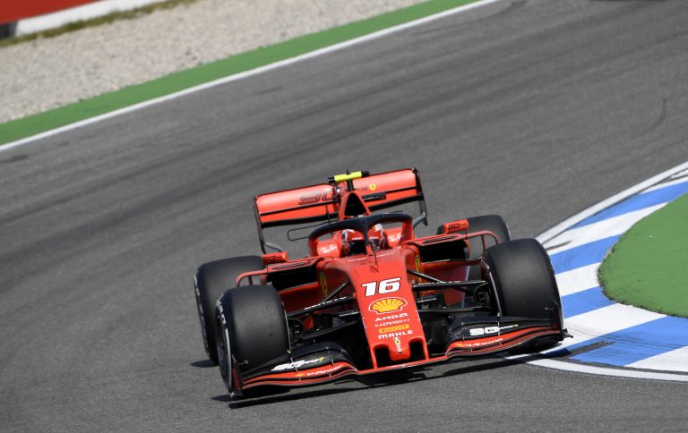 AP Photo,El piloto de Ferrari Charles Leclerc conduce su auto el viernes, 26 de julio del 2019, en la segunda sesión de prácticas  dpara el Gran Premio de F1 de Alemania en la pista Hockenheimring en Hockenheim.  (AP Foto/Jens Meyer)