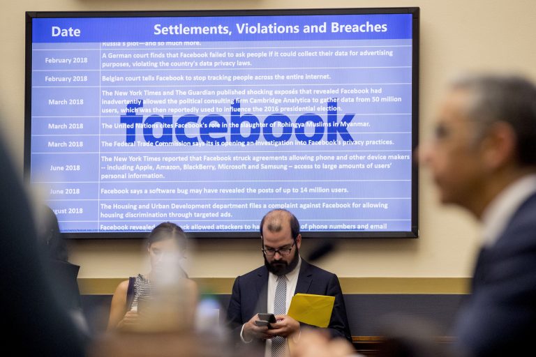 AP Photo, David Marcus,ARCHIVO - En esta fotografía del miércoles 17 de julio de 2019, se muestra una lista de arreglos y violaciones sobre el logotipo de Facebook, en Washington. (AP Foto/Andrew Harnik, Archivo)