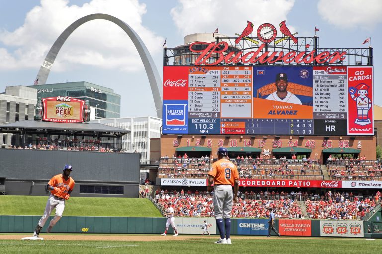 AP Photo,El jugador de los Astros de Houston, el cubano Yordan Álvarez, recorre las bases tras conectar un jonrón solitario, mientras el coach de tercera base, Gary Pettis (8), observa durante el tercer inning de un juego de béisbol contra los Cardenales de San Luis, el domingo 28 de julio de 2019, en San Luis. (AP Foto/Jeff Roberson)