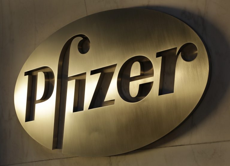 AP Photo,En esta imagen del 23 de noviembre de 2015, se ve el logo de Pfizer en la sede central de la compañía en Nueva York. (AP Foto/Mark Lennihan, Archivo)