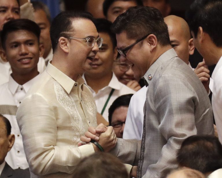AP Photo,El nuevopresidente de la Cámara de Representantes, Allan Peter Cayetano, a la izquierda, recibe al representante Paolo Duterte antes de la apertura del 18vo Congreso en la Cáamra de Representantes en la ciudad de Quezon, en la zona metropolitana de Manila, Filipnas, el lunes 22 de julio de 2019. (AP Foto/Aaron Favila)