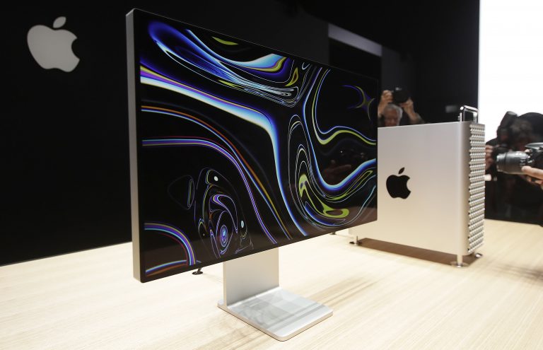 AP Photo,Fotografía de archive del 3 de junio de 2019 del monitor de una Mac Pro en exhibición en el puesto de Apple en la Worldwide Developers Conference en San José, California. (AP Foto/Jeff Chiu, Archivo)