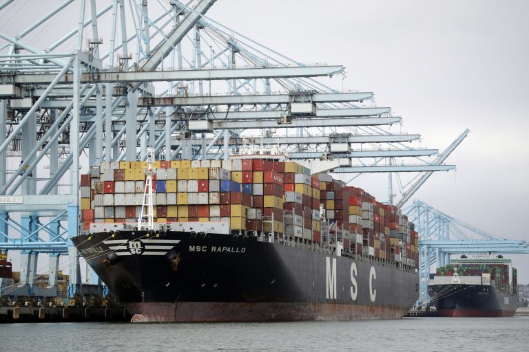 AP Photo,La actividad comercial en el Puerto de Los Ángeles en California el 19 de junio del 2019. (AP Photo/Marcio Jose Sanchez, File)
