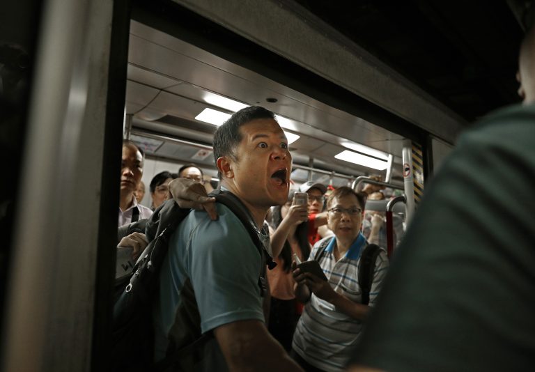 AP Photo,Un pasajero reacciona luego de que manifestantes bloquearon las puertas del metro impidiendo su salida, en Hong Kong, el 24 de julio de 2019. (AP Foto/Vincent Yu)