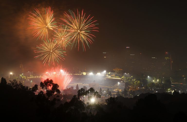 AP Photo,ARCHIVO - En esta foto de archivo del jueves 4 de julio de 2019, juegos pirotécnicos explotan sobre Dodger Stadium con la ciudad de Los Ángeles de fondo tras un juego de béisbol entre los Dodgers de Los Ángeles y los Padres de San Diego. (AP Foto/Mark J. Terrill, Archivo)