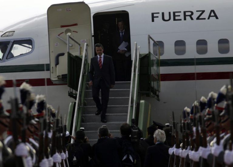 LYNXMPEG0D1DV.jpg,Foto de archivo. El entonces presidente de México, Enrique Peña Nieto, desembarca del avión a su llegada a Ciudad de Guatemala. 31 de mayo de 2013. REUTERS/William Gularte; Crédito: Jorge Lopez, Reuters