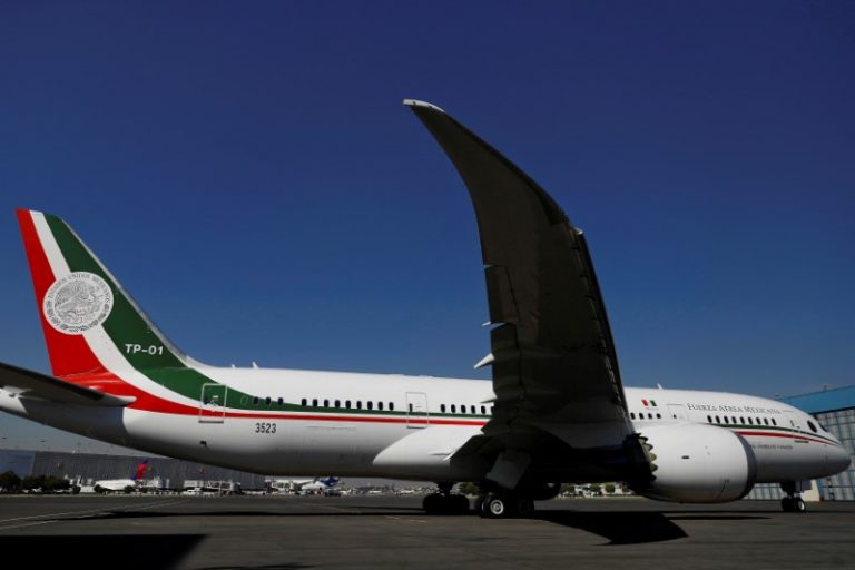 LYNXMPEG0G1H4-1.jpg,Foto de archivo del avión presidencial mexicano, un Boeing 787-8 Dreamliner, en un hangar en el Aeropuerto Internacional Benito Juarez de la Ciudad de México. 
Dic 3, 2018. REUTERS/Edgard Garrido; Crédito: Edgard Garrido, Reuters